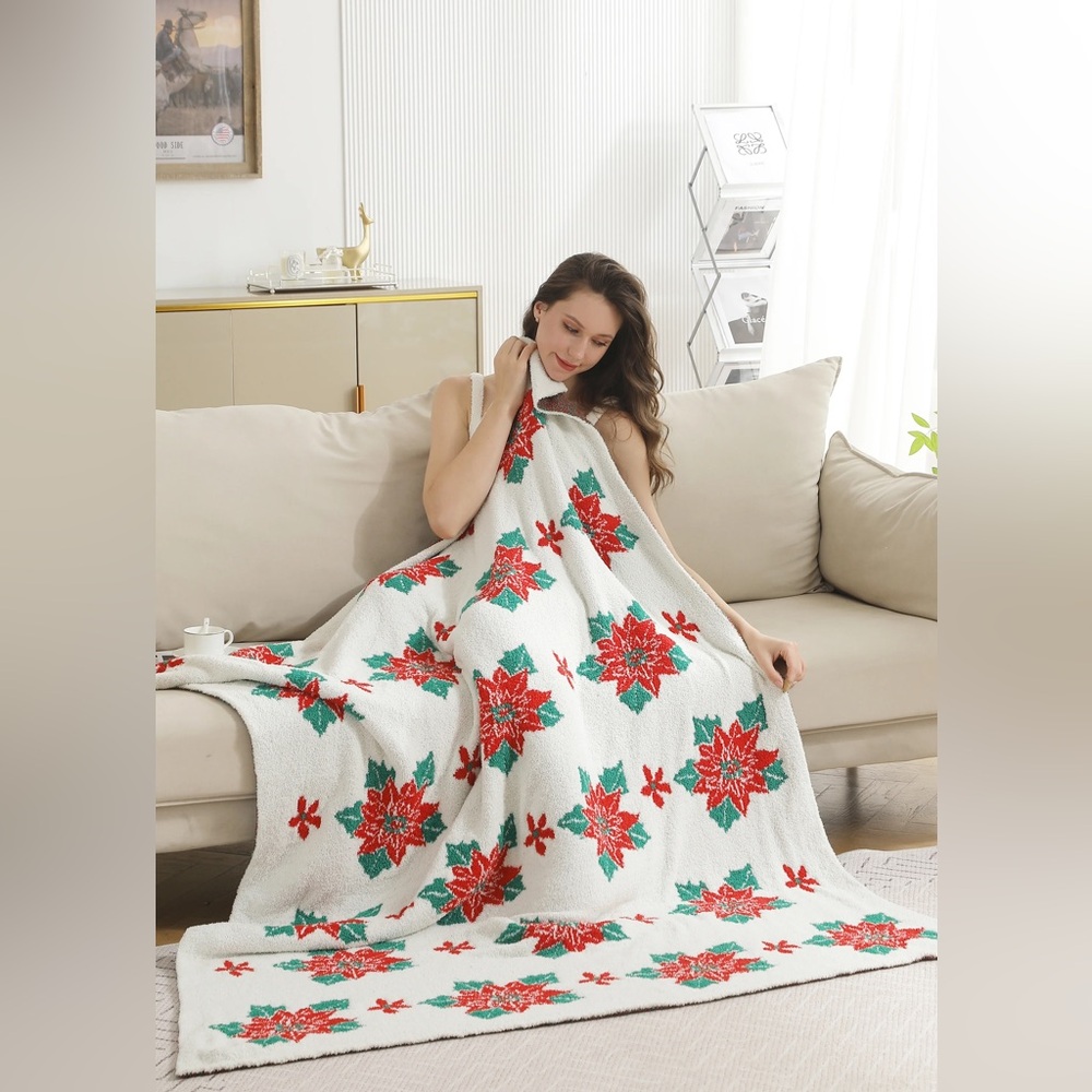 NWT ComfyLuxe Poinsettia Patterned Merry Christmas Throw Blanket - White and Red